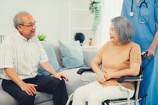 포토 JPG 해외이미지 여자 할아버지 노년 남자 행복 안경 할머니 화초 쿠션 청진기 선반 병원 서기 앉기 동양인 상반신 두명 옆모습 소파 마주보기 건강관리 환자 간호사 휠체어 해외202309 해외포토 식물 잡화 감정 뷰포인트 가구 의자 의학 의료기기 모션 건강 관리 사람 인종 성인 의료진 파일형식