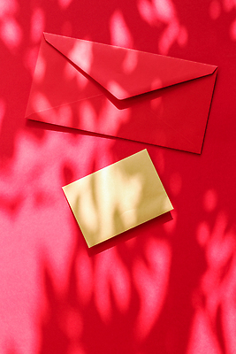 포토 JPG 해외이미지 종이 편지봉투 그림자 사람없음 빨간색 햇빛 그늘 감성 카피스페이스 해외202309 해외포토 컬러 컨셉 봉투 태양 공백 편지 파일형식