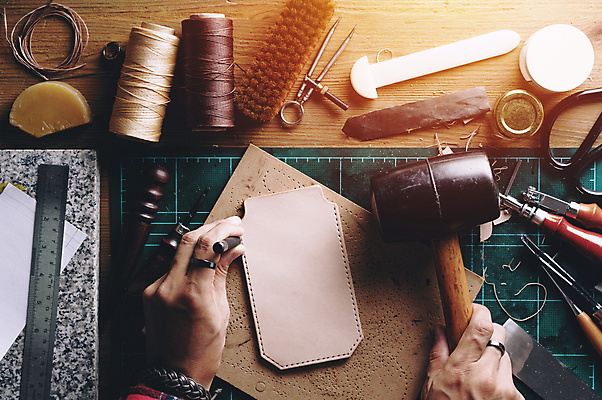 포토 JPG 해외이미지 손 신체부위 도구 작업 구멍 가죽 책상 오브젝트 수공예 DIY 가죽공예 공예가 소가죽 해외202309 해외포토 가구 사람 취미 공예 파일형식