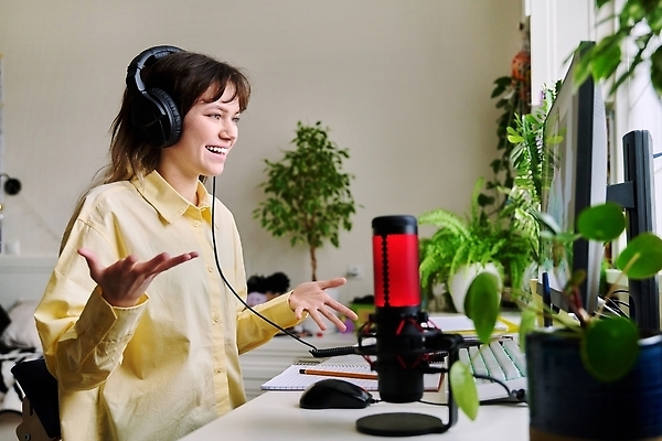 포토 JPG 해외이미지 학생 여자 교육 인터넷 교실 회의 수업 거리 주택 고등학교 대화 두명 10대 컴퓨터 디지털 교사 헤드폰 듣기 정보 강의 스마트 부름 멀리 온라인 동영상 가정교사 소프트웨어 영상통화 온라인강의 화상통화 가상 해외202309 해외포토 직업 음향기기 컨셉 비즈니스 학교 모션 청소년 말하기 사람 건물 전자제품 통화 파일형식 언택트