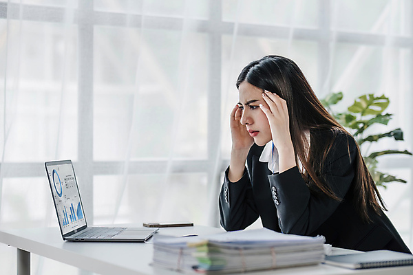 포토 JPG 해외이미지 여자 회사 스트레스 한명 동양인 상반신 성인 옆모습 노트북 사무실 업무 비즈니스우먼 고민 성인여자한명만 해외202309 해외포토 1 감정 뷰포인트 비즈니스 사람 인종 전자제품 작업 직장인 여자한명만 성인여자만 파일형식