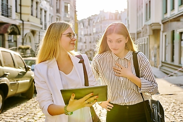 포토 JPG 해외이미지 백인 직업 라이프스타일 응시 여자 행복 이동 2 비즈니스 사업가 성공 노동자 거리 함께함 대화 사람 20대 성인 두명 건물 스마트폰 태블릿 사무실 뷰티 스크린 산책 흰색 도시 업무 직장인 비즈니스우먼 자신감 디자이너 경영자 바둑 경영 단절 해외202309 해외포토 서양인 건축물 시선 감정 컬러 컨셉 놀이 휴식 말하기 청년 생활 전자제품 핸드폰 스마트기기 작업 리더 파일형식