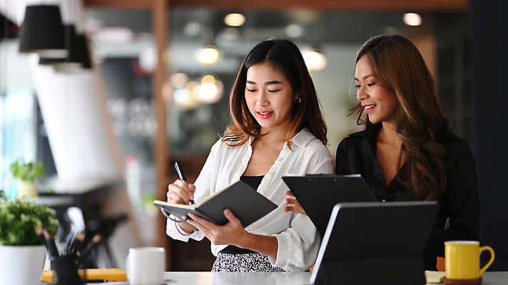 포토 JPG 해외이미지 여자 앉기 상반신 성인 두명 옆모습 노트북 사무실 공책 기록 비즈니스우먼 스마트 책상 서류판 성인여자만 해외202309 해외포토 뷰포인트 가구 컨셉 비즈니스 모션 문구용품 사람 전자제품 사무용품 직장인 여자만 성인만 파일형식