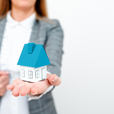 포토 JPG 해외이미지 여자 부동산 주택 한명 들기 정장 상반신 성인 앞모습 아웃포커스 성장 비즈니스우먼 주기 투자 건축모형 성인여자한명만 해외202309 해외포토 1 옷 뷰포인트 비즈니스 모션 촬영기법 사람 건물 모형 직장인 재산 여자한명만 성인여자만 파일형식