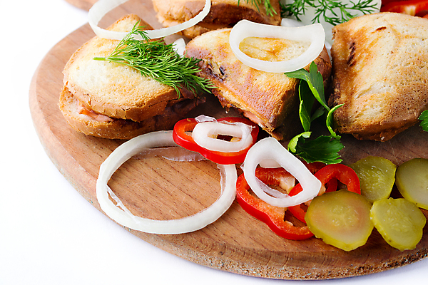 포토 JPG 해외이미지 나무 음식 백그라운드 양파 파슬리 샌드위치 사람없음 빨간색 흰색 뜨거움 자르기 먹기 준비 피클 딜 목판 해외202309 해외포토 식물 컬러 채소 모션 절임 파일형식