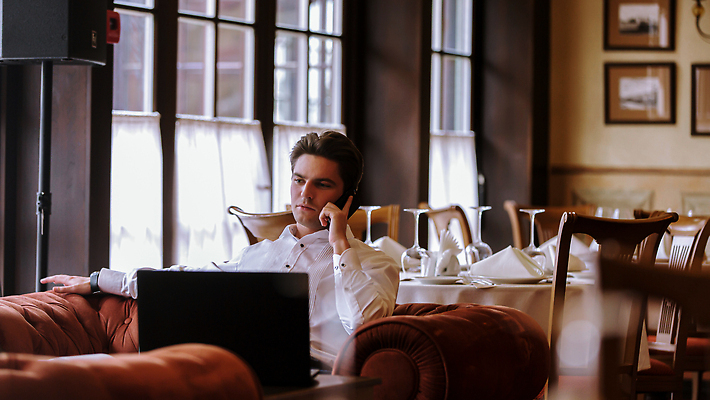 포토 JPG 해외이미지 라이프스타일 응시 옷 남자 행복 얼굴 커피 음료 비즈니스 탁자 주택 실내 한명 미소 사람 앉기 성인 가로 금융 노트북 스터디 컴퓨터 사무실 공책 방 굴 잡기 최고 작업 비즈니스맨 자신감 편안함 책상 경영 유일 해외202309 해외포토 1 시선 감정 가구 모션 어패류 문구용품 표정 내부 건물 생활 신체부위 경제 전자제품 학습 직장인 감각 파일형식