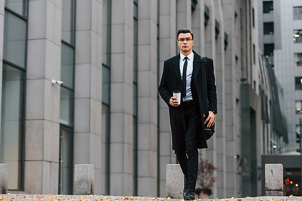 포토 JPG 해외이미지 남자 안경 가방 한명 들기 정장 상반신 성인 앞모습 걷기 도시 직장인 비즈니스맨 스마트 테이크아웃컵 성인남자한명만 해외포토 직업 1 잡화 옷 뷰포인트 컨셉 비즈니스 모션 사람 컵 남자한명만 성인남자만 파일형식