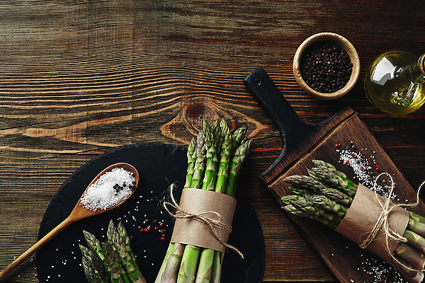 포토 JPG 해외이미지 도마 쟁반 사람없음 하이앵글 묶기 아스파라거스 노끈 나무숟가락 해외202309 해외포토 줄 뷰포인트 채소 모션 주방용품 숟가락 파일형식
