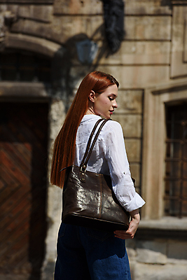 포토 JPG 해외이미지 직업 손 여자 유럽 여행 백그라운드 서류가방 가방 비즈니스 손잡이 한명 서기 빨간색 사무실 갈색 유행 여행가방 핸드백 짐 도시 업무 화려 지갑 우아함 주머니 가죽 오브젝트 수납 경영 스트랩 스타일 포트폴리오 해외202309 해외포토 1 잡화 나라 컬러 컨셉 모션 사람 신체부위 작업 파일형식