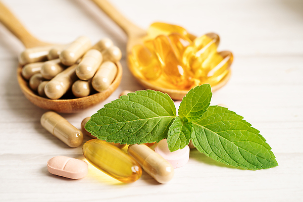 포토 JPG 해외이미지 건강 사람없음 알약 약 숟가락 허브 유기농 해외202309 해외포토 식물 웰빙 의학 수저 파일형식