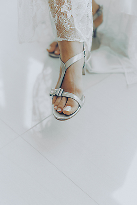 포토 JPG 해외이미지 드레스 여자 웨딩드레스 결혼 백그라운드 신발 컨셉 결혼식 친절 기념 사랑 사람없음 신체부위 장식 뷰티 유행 낭만 흰색 축하 잡기 고급 은색 부드러움 약혼 양발 페디큐어 해외202309 해외포토 레이스천 옷 감정 컬러 모션 사람 이벤트 직물 감각 약속 파일형식