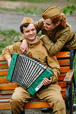 포토 JPG 해외이미지 전통 커플 옷 여자 행복 감정 무기 꽃다발 유니폼 2 가족 관계 자연 함께함 사랑 한명 웃음 사람 야외 여행가방 희망 힘 낭만 서식 군용 싸움 러시아 육군 변장 병정 러시아인 소비에트 순찰 특별함 해외202309 해외포토 서양인 1 꽃 유럽 컨셉 가방 모션 군대 표정 생태계 파일형식