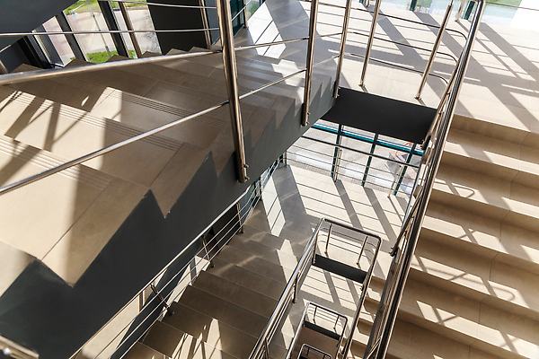 포토 JPG 해외이미지 디자인 산업 선 벽 컬러 건축양식 창문 난간 유리 사람없음 내부 건물 가로 빛 사무실 태양 반사 우주 계단 금속 회색 도시 오픈 도자기 가장자리 우아함 매끈함 타일 기하학 대칭 직진 철강 콘크리트 세련 미니멀리스트 해외202309 해외포토 자연요소 건축물 건축 컨셉 무늬 비즈니스 재질 감각 둘레 파일형식