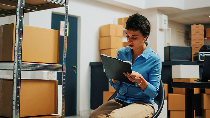 포토 JPG 해외이미지 백인 여자 의자 노동자 실내 한명 들기 앉기 상반신 성인 앞모습 상자 작업 물류창고 체크리스트 성인여자한명만 해외202309 해외포토 서양인 직업 1 뷰포인트 가구 모션 사람 내부 창고 여자한명만 성인여자만 파일형식