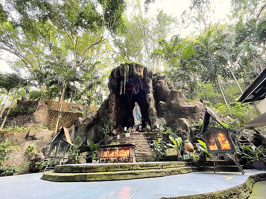 포토 JPG 해외이미지 식물 전통 꽃 기독교 종교 문화 여행 건축양식 자연 사람 동양인 사람없음 야외 조각상 뷰티 정원 기도 예수 동굴 집중 인도네시아 신성 묵주 랜드마크 해외202309 해외포토 건축 아시아 컨셉 종교용품 인종 조형물 신_종교 생태계 파일형식