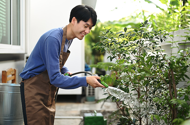 포토 JPG 해외이미지 남자 화분 여유 휴식 한명 동양인 상반신 성인 옆모습 정원 앞치마 잡기 원예 주말 물뿌리기 성인남자한명만 해외202309 해외포토 1 감정 뷰포인트 컨셉 모션 사람 인종 취미 남자한명만 성인남자만 파일형식