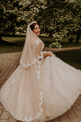 포토 JPG 해외이미지 백인 모델 1 드레스 옷 행복 결혼 백그라운드 신혼부부 모션 자연 결혼식 아침 발렌타인데이 건강 사랑 한명 사람 성인 야외 초록색 여름 뷰티 유행 상점 낭만 흰색 시골 춤 우아함 회전 베일 우크라이나 스타일 해외202309 해외포토 주간 서양인 부부 계절 감정 유럽 컬러 컨셉 데이이벤트 문화예술 이벤트 생태계 신혼 파일형식