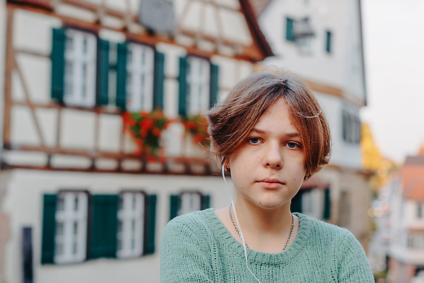 포토 JPG 해외이미지 백인 모델 라이프스타일 계절 여자 행복 유럽 벽 여행 백그라운드 잎 창문 자연 휴가 벽돌 거리 주택 한명 사람 야외 건물 빨간색 컬러풀 뷰티 유행 발코니 도시 아이비 타운 옛날 스타일 해외202309 해외포토 서양인 식물 1 건축물 감정 나라 컬러 생활 생태계 파일형식