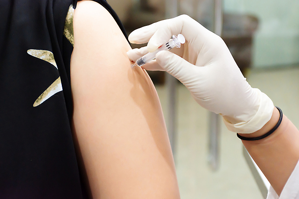 포토 JPG 해외이미지 직업 1 손 여자 아시아 얼굴 과학 태국 실내 건강 병원 주사기 사람 동양인 성인 사람없음 사무실 뷰티 약 고통 장비 환자 의사 흰색 업무 예방 주사약 백신 예방접종 코로나바이러스 해외202309 해외포토 감정 나라 컬러 비즈니스 의학 의료기기 인종 내부 신체부위 의료진 작업 바이러스 접종 파일형식