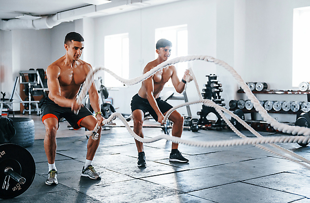 포토 JPG 해외이미지 전신 남자 밧줄 숙이기 성인 두명 옆모습 운동기구 헬스 힘 헬스장 웨이트트레이닝 흔들림 근육질 성인남자만 크로스핏 해외202309 해외포토 줄 뷰포인트 포즈 모션 근육 사람 운동 몸매 남자만 성인만 파일형식