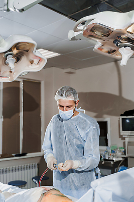 포토 JPG 해외이미지 백인 직업 라이프스타일 손 여자 선 백그라운드 신체 건강 병원 사람 두명 치료 뷰티 약 화장품 장비 환자 간호사 의사 흰색 잡기 업무 수술 몸무게 플라스틱 피부 흔적 몸통 외과 순서 돌봄 복부 셀룰라이트 해외202309 해외포토 서양인 컬러 의학 모션 재질 생활 신체부위 의료진 작업 파일형식