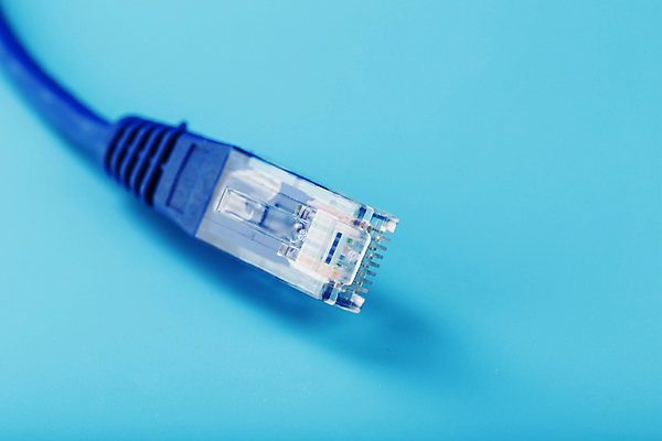 포토 JPG 해외이미지 인터넷 사람없음 파란색 플러그 케이블선 해외202309 해외포토 컬러 전선 파일형식