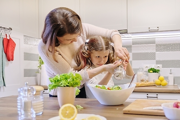 포토 JPG 해외이미지 서양인 그릇 여자 채소 도마 함께함 요리 상반신 두명 앞모습 주방 샐러드 후추 식칼 후추갈이 여자만 해외202309 해외포토 외국인 식기 음식 뷰포인트 컨셉 주방용품 사람 향신료 분쇄기 파일형식