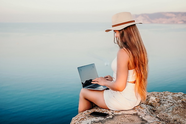 포토 JPG 해외이미지 직업 라이프스타일 여자 행복 커피 바다 여행 인터넷 비즈니스 통신 휴가 휴식 직장 관리 한명 사람 성인 해변 야외 물 노트북 컴퓨터 뷰티 여행객 공책 자유 타이핑 키보드 업무 작업 네트워크 바쁨 멀리 온라인 프리랜서 해외202309 해외포토 자연요소 1 감정 음료 컨셉 회사 문구용품 생활 전자제품 파일형식