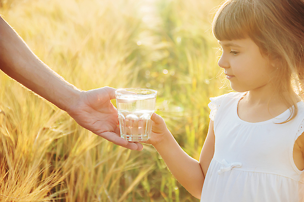 포토 JPG 해외이미지 행복 감정 할머니 얼굴 음료 어린이 음식 백그라운드 가족 유리 엄마 서브 프레임 건강 관리 미소 두명 물 파란색 봄 추위 마시기 시골 아기 대접 신선 잡기 아빠 큼 가득함 주기 질감 리빙 돌봄 옛날 해외202309 해외포토 자연요소 계절 여자 노년 컬러 관계 모션 재질 표정 사람 신체부위 크기 파일형식