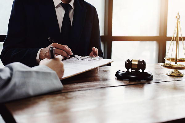 포토 JPG 해외이미지 남자 비즈니스 부동산 저울 한명 상반신 성인 앞모습 펜 거래 잡기 중개인 계약 문서 의사봉 계약서 성인남자한명만 해외202309 해외포토 직업 1 뷰포인트 모션 사람 필기구 재산 남자한명만 성인남자만 파일형식