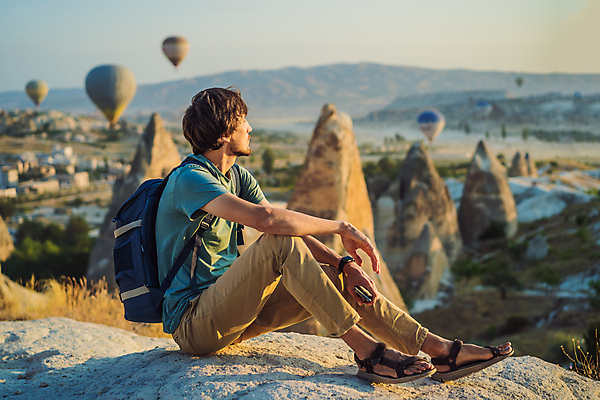 포토 JPG 해외이미지 전신 남자 여행 한명 앉기 성인 야외 옆모습 일몰 로맨틱 열기구 성인남자한명만 튀르키예 해외202309 해외포토 1 아시아 뷰포인트 컨셉 항공교통 모션 사람 노을 남자한명만 성인남자만 파일형식