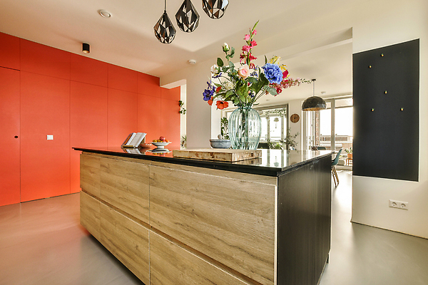 포토 JPG 해외이미지 화분 가구 창문 전등 실내 사람없음 내부 인테리어 주방 방 리빙 벽장 나무도마 아일랜드식탁 해외202309 해외포토 디자인 생활용품 식탁 조명 도마 목재 장롱 파일형식