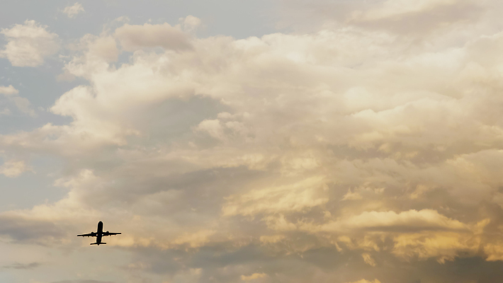 포토 JPG 해외이미지 실루엣 산업 여행 백그라운드 비즈니스 교통시설 자연 하늘 바람 날씨 휴가 비행기 항해 안테나 사람없음 빨간색 햇빛 태양 노란색 금속 일몰 저녁 항공 속도 출발 상업 머리위 제트기 이륙 엔진 모터 대패 해외202309 해외포토 자연요소 컬러 교통 컨셉 배_교통 통신 항공교통 재질 대중교통 촬영기법 노을 야간 시설 생태계 파일형식