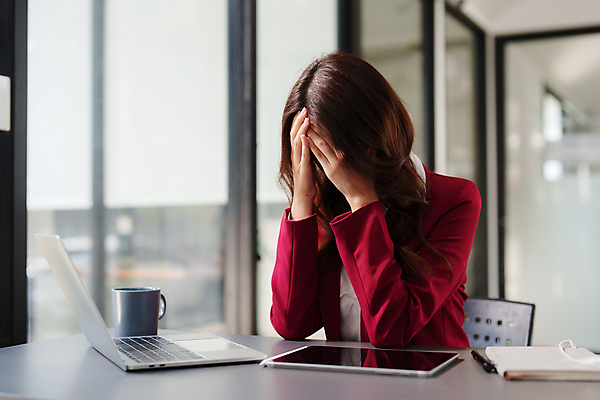 포토 JPG 해외이미지 여자 종이 돈 비즈니스 스트레스 주택 한명 사람 앉기 성인 금융 경제 노트북 컴퓨터 사무실 업무 비즈니스우먼 계산 좌절 고민 문서 결제 문제 회계 계산서 파산 대출 빚 세금 수입 예산 비용 해외202309 해외포토 1 감정 컨셉 모션 건물 전자제품 작업 직장인 재산 파일형식