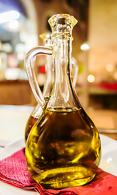 포토 JPG 해외이미지 사람없음 소스 고급 올리브오일 병 천 해외202309 해외포토 식기 컨셉 직물 양념 기름_음식 파일형식