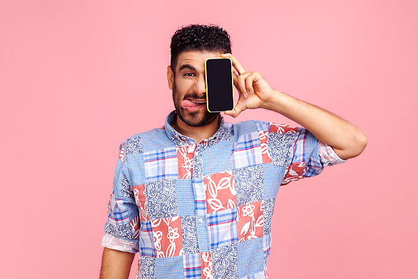 포토 JPG 해외이미지 손 응시 남자 행복 얼굴 셔츠 중동 모바일 실내 한명 사람 동양인 스마트폰 핸드폰 스크린 공백 기쁨 덮개 잡기 인도인 만족 히스패닉 고립 숨기 가상 카피스페이스 셀룰러 비어있는 해외202309 해외포토 외국인 1 시선 감정 나라 상의 모션 인종 내부 신체부위 전자제품 스마트기기 뚜껑 파일형식