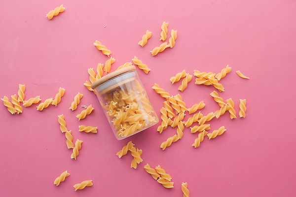 포토 JPG 해외이미지 모양 전통 음식 오렌지 재료 파스타 사람없음 노란색 주방 식사 이탈리아 맛 밀 수집 유기농 날것 생식 푸질리 해외202309 해외포토 웰빙 유럽 컬러 컨셉 과일 식재료 곡류 서양음식 파일형식