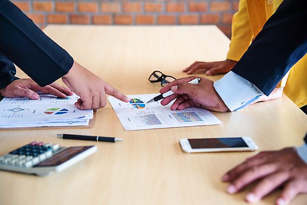 포토 JPG 해외이미지 직업 생각 인터넷 비즈니스 통신 통계 탁자 회의 모바일 협력 아이디어 대화 사람없음 금융 컴퓨터 글로벌 사무실 디지털 공책 작업 비즈니스맨 네트워크 그룹 계획 토론 디자이너 분석 오브젝트 회계 다락방 마케팅 세미나 프로젝트 목업 브레인스토밍 해외202309 해외포토 남자 가구 컨셉 문구용품 말하기 경제 전자제품 직장인 파일형식