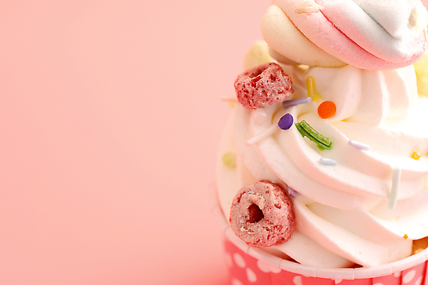 포토 JPG 해외이미지 사람없음 장식 한개 달콤 컵케이크 시리얼 생크림 마시멜로우 스프링클 카피스페이스 분홍색배경 해외202309 해외포토 1 음식 분홍색 백그라운드 디저트 케이크 공백 맛 크림 파일형식