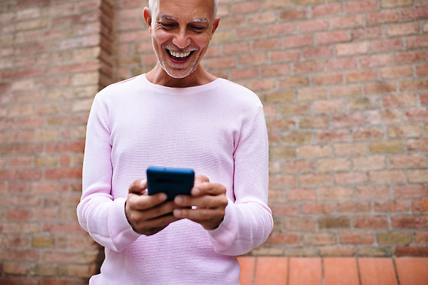 포토 JPG 해외이미지 주간 백인 1 라이프스타일 응시 남자 행복 벽 분홍색 백그라운드 인터넷 오렌지 통신 모바일 벽돌 한명 서기 사람 성인 야외 스마트폰 독서 백발 잡기 스웨터 온라인 공유 전자상거래 소셜미디어 카피스페이스 해외202309 해외포토 자연요소 서양인 헤어스타일 시선 감정 컬러 상의 과일 모션 생활 핸드폰 스마트기기 공백 파일형식