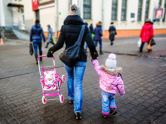 포토 JPG 해외이미지 라이프스타일 커플 여자 딸 행복 어린이 여행 컨셉 가방 가족 관계 엄마 거리 함께함 선물 사랑 사람 성인 사람없음 야외 쇼핑 부모 세일 산책 육아 자녀 아기 도시 고급 작음 고객 싱글 소매 세대 쇼퍼홀릭 입양 해외202309 해외포토 잡화 감정 휴식 생활 크기 파일형식