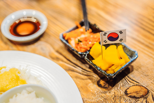 포토 JPG 해외이미지 전통 접시 여자 문화 음식 백그라운드 채소 재료 고추 한국 건강 종류 어류 요리 사람 동양인 사람없음 빨간색 식사 중국 흰색 신선 뜨거움 사발 변화 매움 양배추 피클 발효 위치 후추 오레가노 채식주의자 총각무 핸드메이드 해외202309 해외포토 식기 아시아 컬러 컨셉 인종 수중동물 사기그릇 맛 무 향신료 채식 절임 파일형식