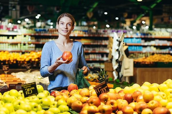 포토 JPG 해외이미지 응시 여자 한명 들기 상반신 성인 쇼핑 장보기 망 사과 마트 과일코너 성인여자한명만 해외202309 해외포토 1 시선 과일 모션 사람 상점 코너 여자한명만 성인여자만 파일형식