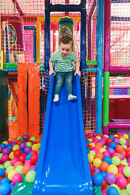 포토 JPG 해외이미지 백인 라이프스타일 공원 행복 어린이 컬러 백그라운드 장난 가족 놀이 휴식 실내 한명 웃음 사람 야외 컬러풀 파티 우주 유치원 기쁨 게임 아기 퍼즐 생일 미끄럼틀 놀이터 작음 흥분 걸음마 여의주 해외202309 해외포토 서양인 1 공공시설 교육 기념일 감정 컨셉 관계 모션 표정 이벤트 내부 생활 놀이기구 크기 파일형식