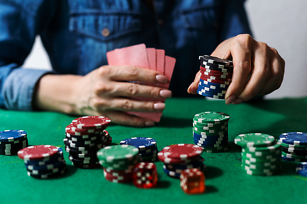 포토 JPG 해외이미지 한명 들기 상반신 성인 앞모습 포커칩 도박 포커 성인한명만 해외202309 해외포토 1 뷰포인트 모션 사람 게임 트럼프 성인만 파일형식