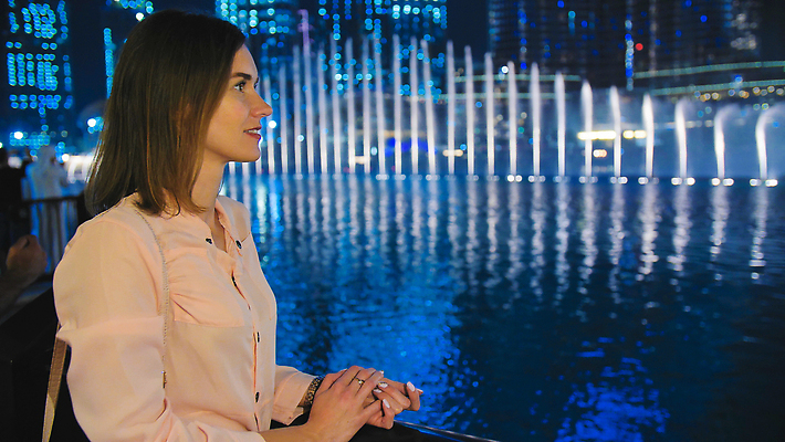 포토 JPG 해외이미지 응시 호수 음악 컬러 여행 건축양식 휴가 조명 한명 동양인 물 컬러풀 뷰티 어둠 낭만 관찰 도시 고급 도심 중앙 야간 저녁 큼 동쪽 아랍에미리트 두바이 랜드마크 총쏘기 해외202309 해외포토 자연요소 1 시선 건축 컨셉 중동 모션 문화예술 사람 인종 크기 방향 파일형식