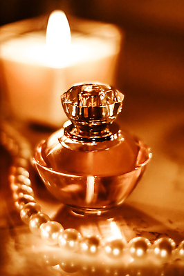 포토 JPG 해외이미지 초 촛불 유리 사람없음 반사 투명 분위기 고급 향수 향수병 해외202309 해외포토 컨셉 재질 화장품 병_담는 파일형식