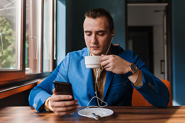 포토 JPG 해외이미지 백인 직업 1 라이프스타일 손 응시 남자 행복 커피 음료 백그라운드 인터넷 비즈니스 통신 탁자 아침 모바일 노동자 실내 대화 한명 사람 앉기 성인 컵 노트북 스마트폰 컴퓨터 사무실 상점 식당 카페 흰색 잡기 업무 작업 비즈니스맨 뜨거움 스마트 단절 해외202309 해외포토 주간 서양인 식기 시선 감정 컬러 가구 컨셉 모션 말하기 내부 생활 신체부위 전자제품 핸드폰 스마트기기 직장인 파일형식