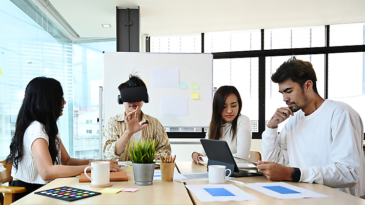 포토 JPG 해외이미지 여자 남자 화초 비즈니스 창문 회의 함께함 앉기 여러명 상반신 성인 옆모습 컵 태블릿 비즈니스맨 비즈니스우먼 그룹 책상 직원 연필꽂이 화이트보드 성인만 VR기기 해외202309 해외포토 식물 식기 뷰포인트 가구 다수 컨셉 모션 문구용품 사람 전자제품 스마트기기 기계 직장인 가상현실 파일형식