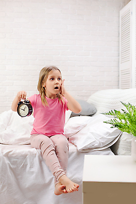 포토 JPG 해외이미지 전신 여자 화분 어린이 잎 베개 탁자 한명 들기 앉기 놀람 침실 이불 자명종 침대 소녀한명만 해외202309 해외포토 식물 1 감정 시계 가구 침구 모션 표정 사람 알람 여자한명만 소녀만 파일형식